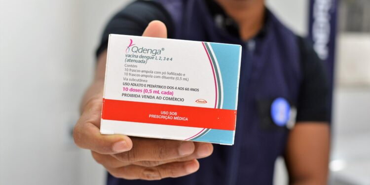 Secretaria de Saúde pede que pais vacinem seus filhos contra a dengue