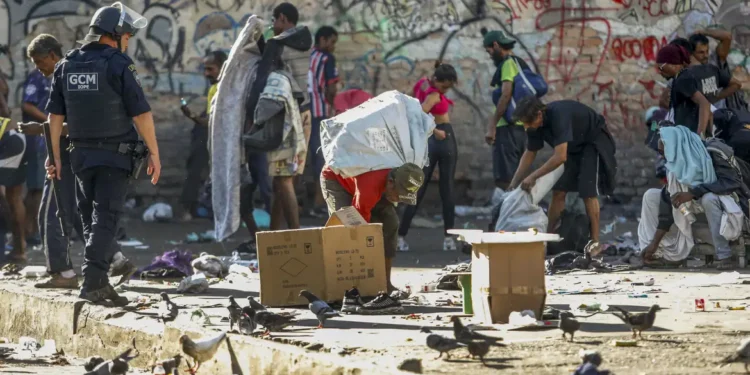 Em São Paulo, polícia cumpre mandados na Cracolândia