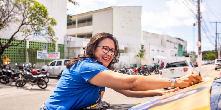 Rosa Tenório inicia campanha com adesivaço e ações de rua