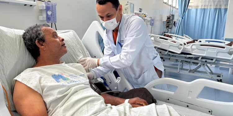 Paciente salvo pelo Hospital Metropolitano de Alagoas após sofrer AVC agradece assistência da equipe