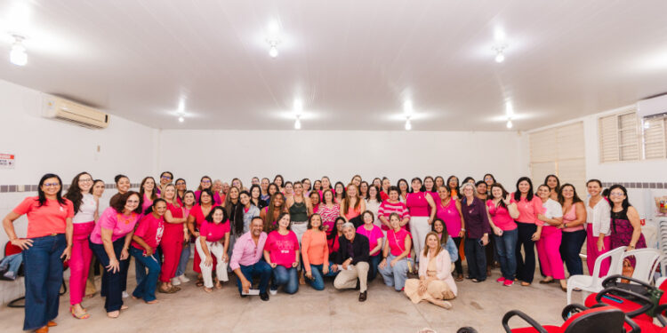 Educação promove palestra e marcação de exames gratuitos para servidores em ação do Outubro Rosa