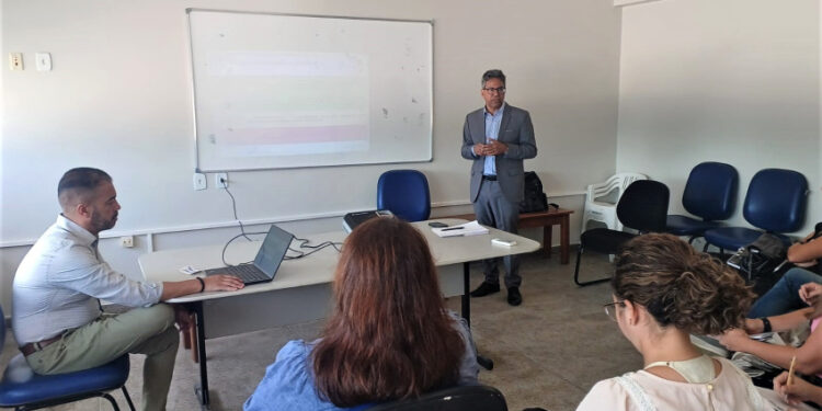 Médicos do Consultório na Rua são capacitados para implantação de método contraceptivo