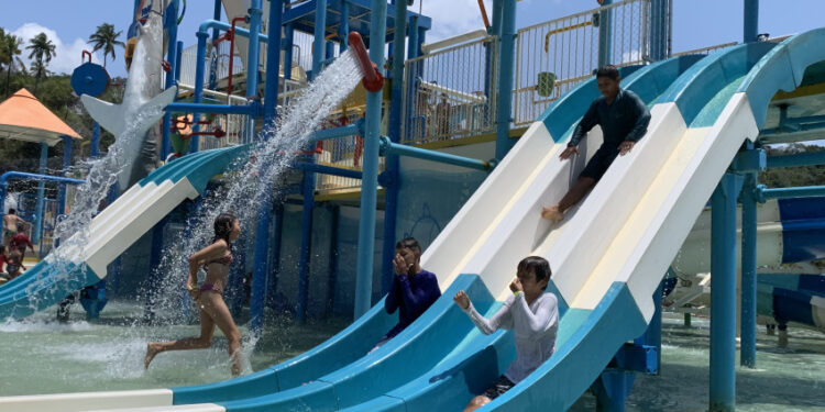 Crianças do Serviço de Convivência participam de dia de lazer em parque aquático