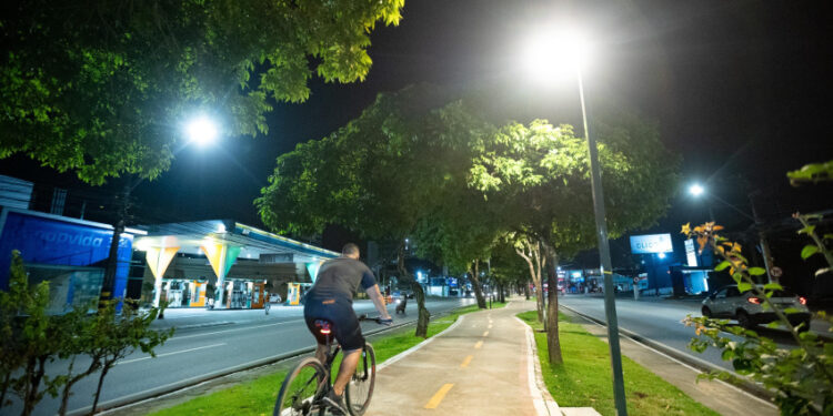 Instalação de postes concluída nas ciclovias de Fernandes Lima e Durval de Góes Monteiro