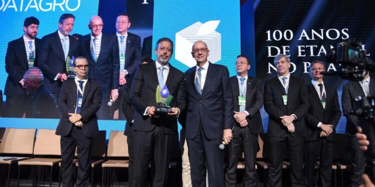 Arthur Lira recebe homenagem em Conferência Internacional sobre Açúcar e Etanol