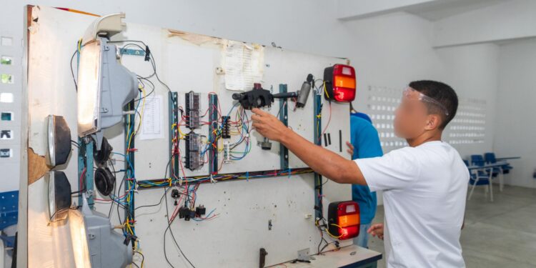 Adolescentes do sistema socioeducativo concluem curso de Mecânica Automotiva