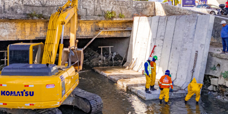 Riacho Salgadinho começa a receber placas que vão recompor paredes do canal