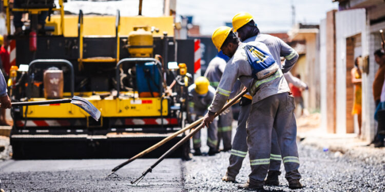 Riacho Salgadinho começa a receber placas que vão recompor paredes do canal