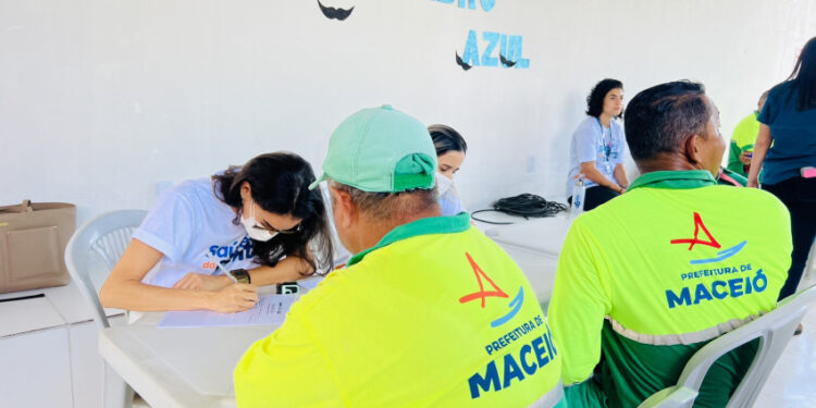 Novembro Azul: Prefeitura realiza ações de saúde com garis de Maceió