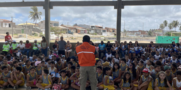 Defesa Civil de Maceió participa de simulado de evacuação com escolas do Pontal da Barra