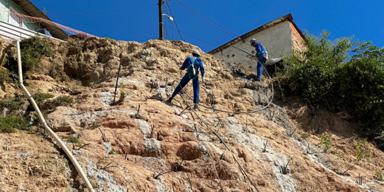 Obras de contenção avançam nas encostas do Vale do Reginaldo