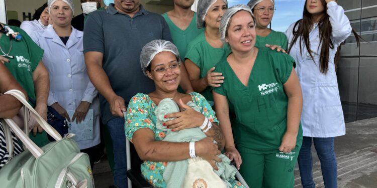 Mãe e bebê que nasceu no HRM após acidente com ônibus na Serra da Barriga recebem alta médica