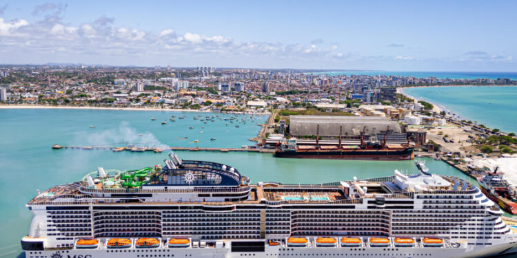 Turismo de Maceió recebe visitantes vindos no navio MSC Grandiosa