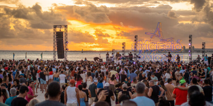 Abertura do verão 2025 é marcada por música e alegria na Praia de Jaraguá