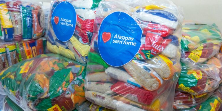 Alagoas Sem Fome arrecada mais de 57 toneladas de alimentos com entrega à Associação de Moradores da Garça Torta