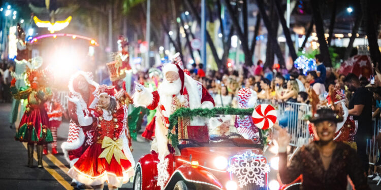 Desfile de Natal leva mais encanto e magia para a orla de Maceió no domingo (8)