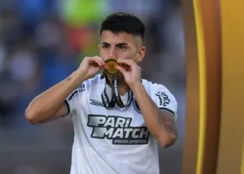 Campeão da Libertadores pelo Botafogo, Almada faz feito de Pelé e entra para seleta lista