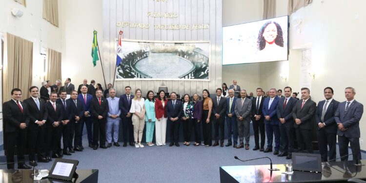 Parlamento lamenta falecimento do “Flecha Negra”