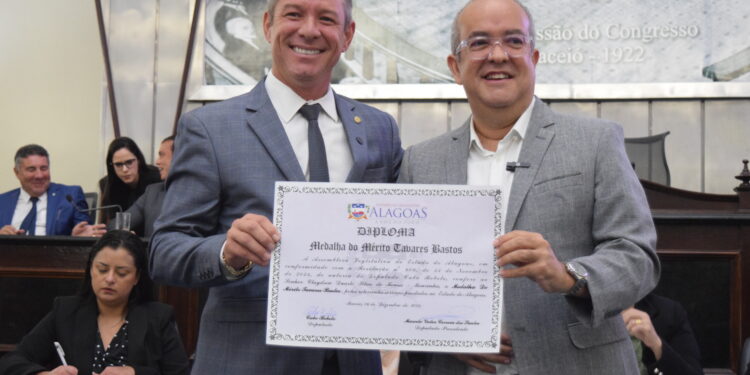 Mourinha é homenageado na Assembleia com a comenda Tavares Bastos