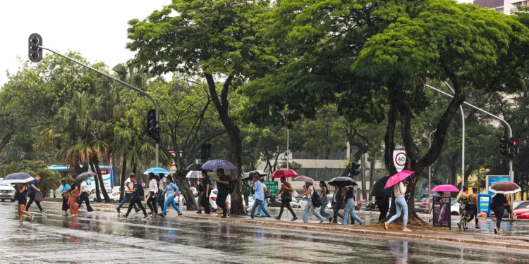 Inmet alerta para chuvas em grande parte do país