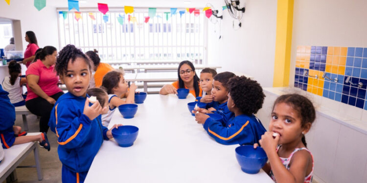 Investimento na compra de alimentos cresce mais de 100% e Maceió vira referência em merenda escolar