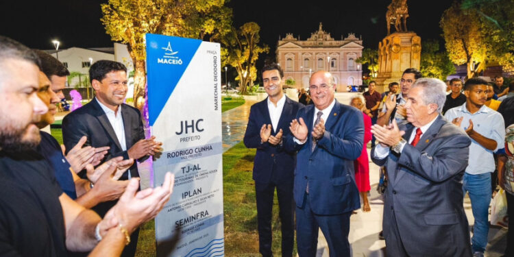 JHC entrega nova Praça Marechal Deodoro aos maceioenses