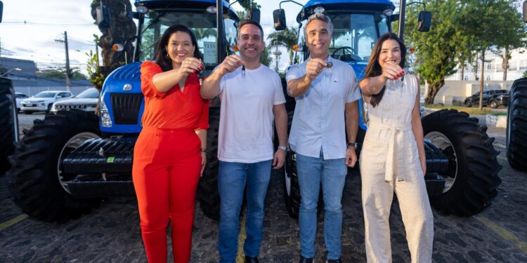 Governo de Alagoas entrega tratores para atender 1,6 mil agricultores familiares em quatro municípios