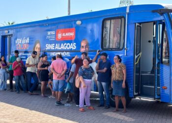 Programa social É a Minha Vez realiza ação para moradores do Jacintinho