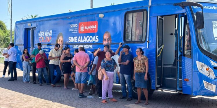 Programa social É a Minha Vez realiza ação para moradores do Jacintinho