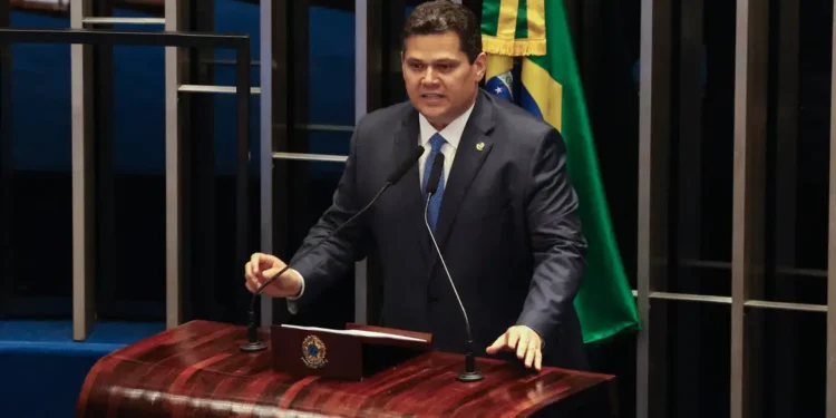 Anistia a golpistas não é assunto dos brasileiros, diz Alcolumbre