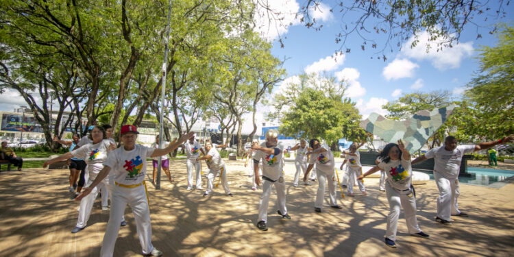 Idosos do Serviço de Convivência jogam capoeira no Parque Centenário