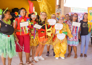 Idosas do Cras Área Lagunar celebram Carnaval com muita alegria e diversão