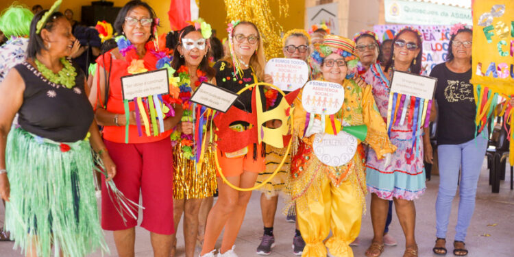 Idosas do Cras Área Lagunar celebram Carnaval com muita alegria e diversão