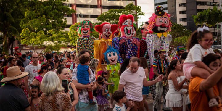 Bloco Turminha do Parque leva alegria e frevo ao corredor Vera Arruda