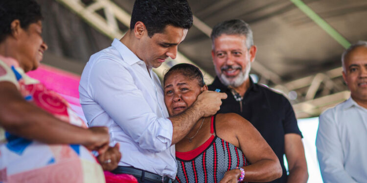 Famílias realizam sonho ao receber chaves do Residencial Parque da Lagoa
