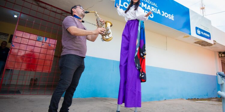 Acolhimento especial marca volta às aulas nas escolas da rede estadual
