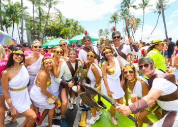 Fantasias dos foliões se destacam no mar de gente no Pinto da Madrugada; veja