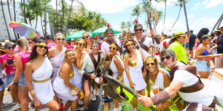 Fantasias dos foliões se destacam no mar de gente no Pinto da Madrugada; veja