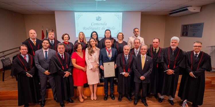 Governador Paulo Dantas é agraciado com a comenda Rodriguêz de Melo, do MPAL