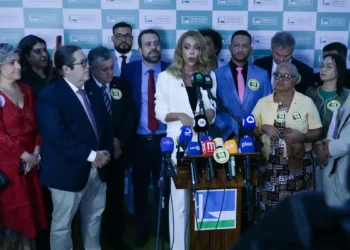 PEC contra escala 6×1 é protocolada na Câmara com 234 assinaturas