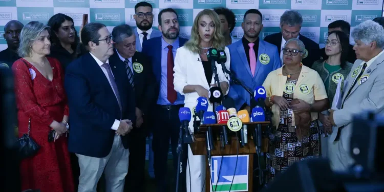 PEC contra escala 6×1 é protocolada na Câmara com 234 assinaturas