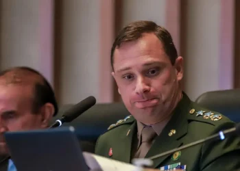 Bolsonaro recebia ala radical que “romantizava” golpe militar, diz Cid