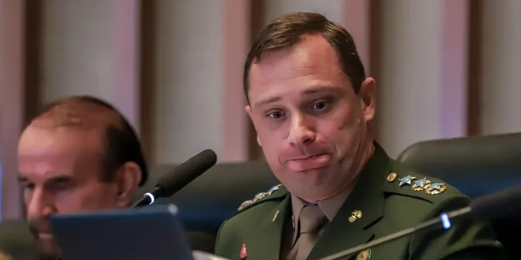 Bolsonaro recebia ala radical que “romantizava” golpe militar, diz Cid