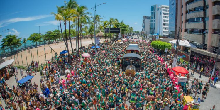 Jaraguá Folia e Banho de Mar à Fantasia agitam o fim de semana de Maceió com o apoio do Governo de Alagoas