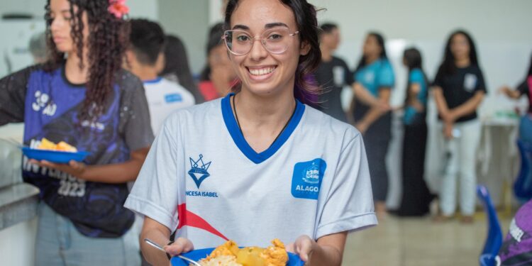 Rede Estadual reduz ultraprocessados na merenda escolar para 10% e ultrapassa meta federal