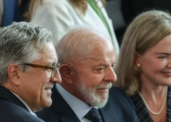 Gleisi Hoffmann cita isenção do IR como prioridade da agenda política