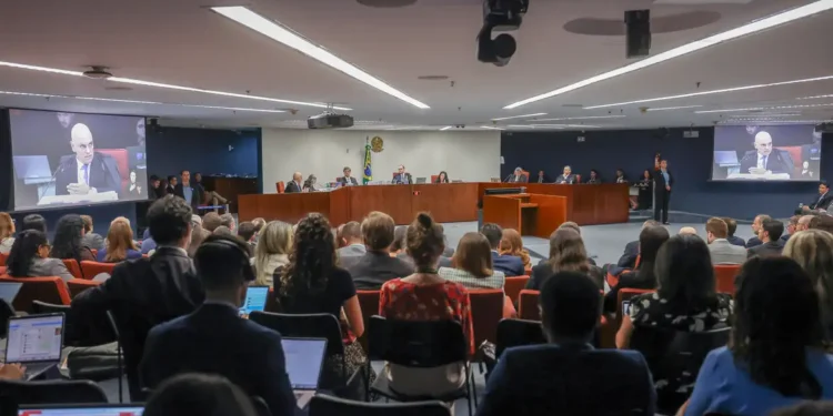 STF encerra primeiro dia do julgamento de Bolsonaro e aliados