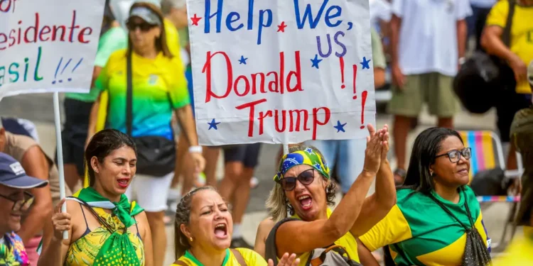 Em ato no Rio de Janeiro, Bolsonaro afirma que não fugirá do país