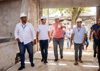 Vice-prefeito e titular da Seminfra visita obras do mercado público do Biu