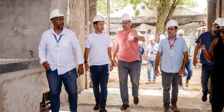 Vice-prefeito e titular da Seminfra visita obras do mercado público do Biu